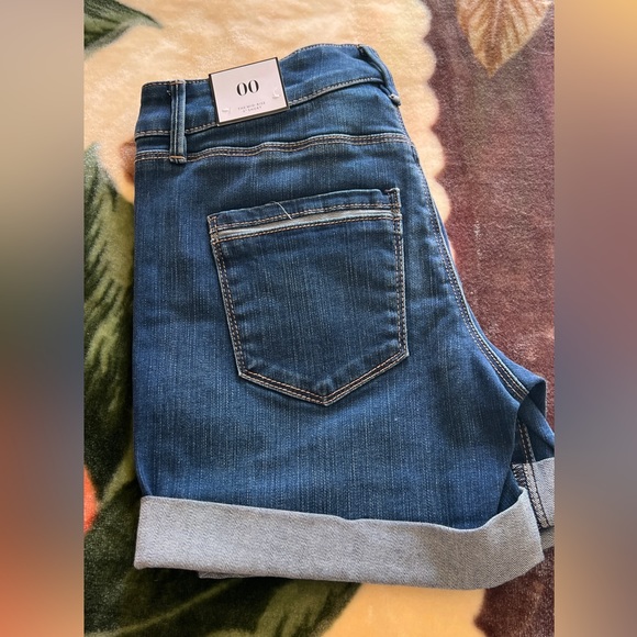 NEW Black White Mid-Rise 5” Denim Short - Picture 4 of 5